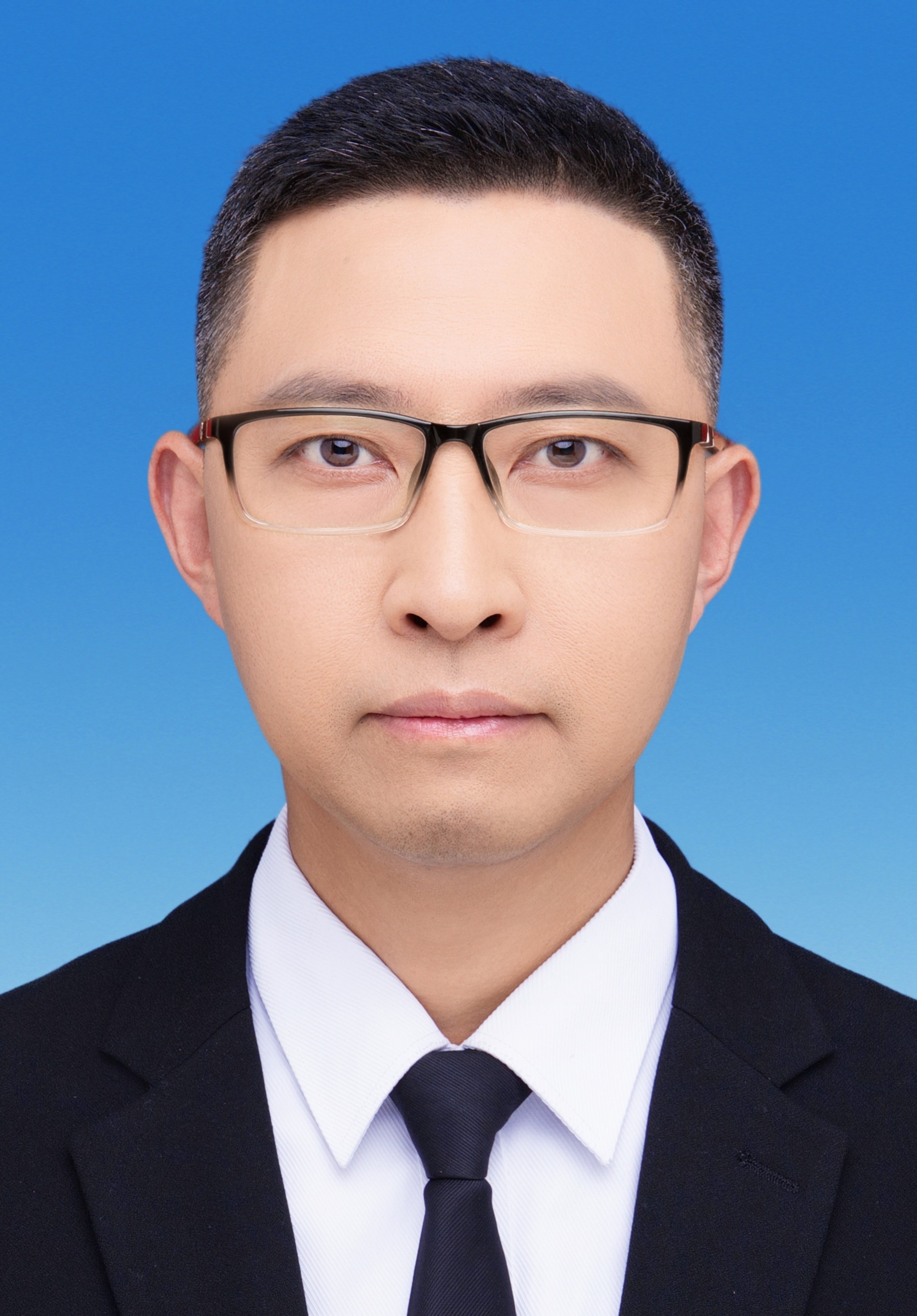 市住房和城乡建设局党组成员、副局长：曾柯